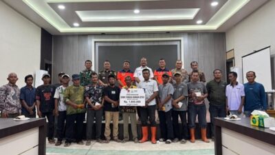 Penyaluran dana tunggu hunian (DTH) bagi warga terdampak bencana banjir bandang dan longsor di Kabupaten Aceh Tamiang, Aceh. Foto BNPB.