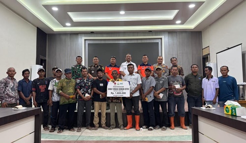 Penyaluran dana tunggu hunian (DTH) bagi warga terdampak bencana banjir bandang dan longsor di Kabupaten Aceh Tamiang, Aceh. Foto BNPB.