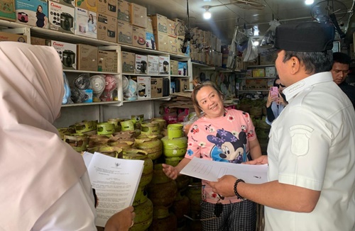 Merespons kelangkaan dan harga jual gas subsidi 3 Kg di atas HET, Pemkab Kubu Raya larangan pangkalan menjual gas subsidi ke pengecer. Foto Jis/Rienews.com.