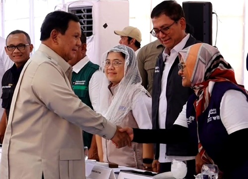 Direktur Utama Telkom Dian Siswarini berjabat tangan dengan Presiden Prabowo Subianto saat mengunjungi Aceh Tamiang meninjau hunian sementara (Huntara) bagi warga terdampak banjir, pada Kamis, 1 Januari 2026. Foto: BPMI Setpres/Rusman.