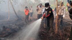 Bupati Kubu Raya, Sujiwo melakukan pemadaman kebakaran hutan dan lahan (Karhutla) di Desa Limbung, Kecamatan Sungai Raya pada Kamis, 22 Januari 2026. Foto Jis/Rienews.com.