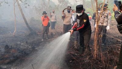 Bupati Kubu Raya, Sujiwo melakukan pemadaman kebakaran hutan dan lahan (Karhutla) di Desa Limbung, Kecamatan Sungai Raya pada Kamis, 22 Januari 2026. Foto Jis/Rienews.com.