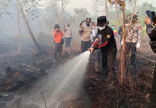 Bupati Kubu Raya, Sujiwo melakukan pemadaman kebakaran hutan dan lahan (Karhutla) di Desa Limbung, Kecamatan Sungai Raya pada Kamis, 22 Januari 2026. Foto Jis/Rienews.com.