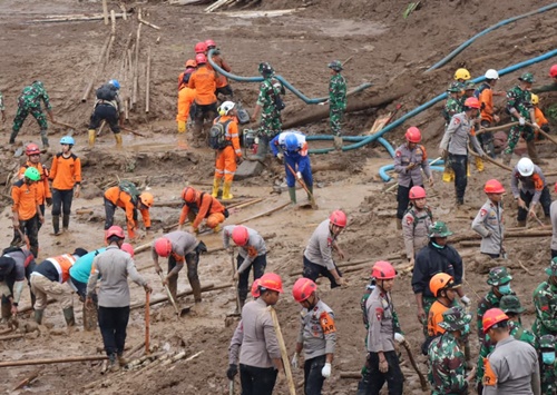 Korban meninggal bencana longsor Cisarua, Bandung Bara, Jawa Barat, yang telah ditemukan bertambah menjadi 17 orang. Foto BNPB.