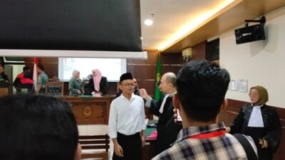 Perdana Arie, peserta aksi demo Agustus 2025 di markas Polda Daerah Istimewa Yogyakarta, menjalani persidangan di Pengadilan Negeri Sleman, Yogyakarta. Foto Rienews.com.