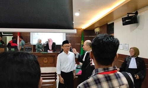 Perdana Arie, peserta aksi demo Agustus 2025 di markas Polda Daerah Istimewa Yogyakarta, menjalani persidangan di Pengadilan Negeri Sleman, Yogyakarta. Foto Rienews.com.