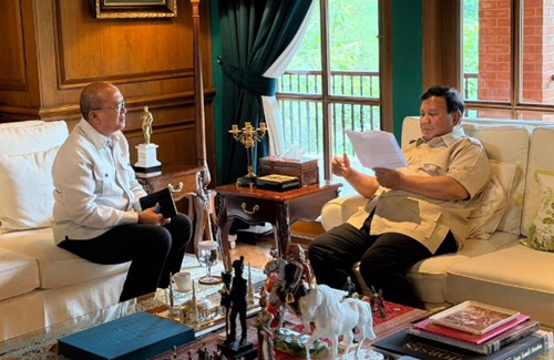 Presiden Prabowo Subianto bersama Kepala BPI Danantara sekaligus Menteri Investasi dan Hilirisasi Rosan Roeslani membahasa lima proyek hilirisasi senilai Rp100 triliun, di kediaman pribadi Prabowo di Hambalang, Bogor, pada Minggu sore, 4 Januari 2026. Foto: BPMI Setpres.