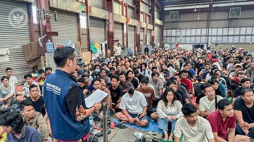 Ribuan pekerja migran Indonesia di Kamboja mendatangi KBRI Phnom Penh, minta dipulangkan ke Tanah Air. Foto kemlu.go.id.