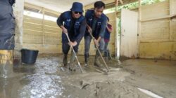 Relawan BUMN Peduli Telkom Group melakukan kegiatan bakti kebersihan di salah satu sekolah di Kabupaten Aceh Tamiang. Foto Istimewa.