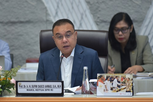 Wakil Ketua DPR RI, Sufmi Dasco Ahmad menyampaikan hasil rapat konsultasi lintas kementerian mengenai masalah penonaktifan BPJS PBI Kesehatan, di Kompleks Parlemen, Senayan, Jakarta, Senin, 9 Februari 2026. Foto: Kresno/Karisma/dpr.go.id.