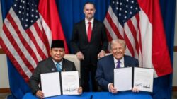 Presiden Indonesia Prabowo Subianto dan Presiden Amerika Serikat Donald Trump menandatangani perjanjian perdagangan tarif nol persen di Washington, D.C., Amerika Serikat, pada Kamis, 19 Februari 2026. Foto: BPMI Setpres/White House.