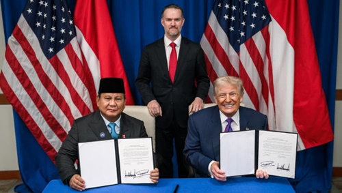 Presiden Indonesia Prabowo Subianto dan Presiden Amerika Serikat Donald Trump menandatangani perjanjian perdagangan tarif nol persen di Washington, D.C., Amerika Serikat, pada Kamis, 19 Februari 2026. Foto: BPMI Setpres/White House.