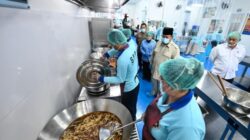 Presiden Prabowo Subianto meninjau langsung SPPG Polri di Palmerah, Jakarta, pada Jumat, 13 Februari 2026. Foto: Cahyo/BPMI Setpres.