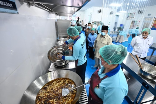 Presiden Prabowo Subianto meninjau langsung SPPG Polri di Palmerah, Jakarta, pada Jumat, 13 Februari 2026. Foto: Cahyo/BPMI Setpres.