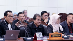 Trio RRT, Roy Suryo Notodiprojo, Rismon Hasiholan, dan Tifauzia Tyassuma sebagai a Pemohon dan kuasa hukum di sidang Pemeriksaan Pendahuluan Permohonan Nomor 50/PUU-XXIV/2026 UU Kitab Undang-Undang Hukum Pidana (KUHP) dan Informasi dan Transaksi Elektronik (ITE). Foto: Fauzan/mkri.id.