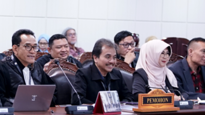 Trio RRT, Roy Suryo Notodiprojo, Rismon Hasiholan, dan Tifauzia Tyassuma sebagai a Pemohon dan kuasa hukum di sidang Pemeriksaan Pendahuluan Permohonan Nomor 50/PUU-XXIV/2026 UU Kitab Undang-Undang Hukum Pidana (KUHP) dan Informasi dan Transaksi Elektronik (ITE). Foto: Fauzan/mkri.id.