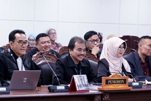 Trio RRT, Roy Suryo Notodiprojo, Rismon Hasiholan, dan Tifauzia Tyassuma sebagai a Pemohon dan kuasa hukum di sidang Pemeriksaan Pendahuluan Permohonan Nomor 50/PUU-XXIV/2026 UU Kitab Undang-Undang Hukum Pidana (KUHP) dan Informasi dan Transaksi Elektronik (ITE). Foto: Fauzan/mkri.id.