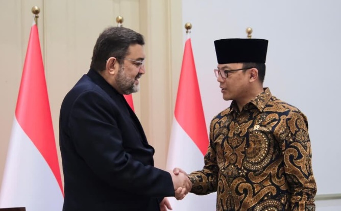 Menteri Luar Negeri Sugiono menyampaikan surat dukacita Presiden Prabowo Subianto atas wafatnya Ayatollah Ali Khamenei kepada Duta Besar Iran untuk Indonesia, Mohammad Boroujerdi, di Jakarta pada Rabu, 4 Maret 2026. Foto: BPMI Setpres/Istimewa.
