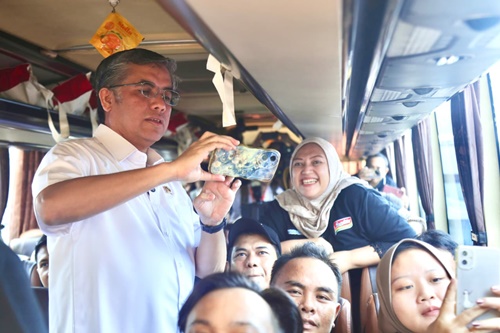 Menaker Yassierli melepas 649 pemudik di Islamic Center, Bekasi, Rabu, 18 Maret 2026. Foto Istimewa.