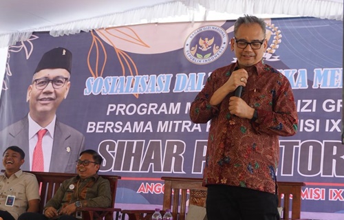 Anggota Komisi IX DPR RI Sihar P. H. Sitorus (PDI-Perjuangan) dalam sosialisasi Program Makan Bergizi Gratis (MBG) di Kabupaten Toba, Sumatera Utara.