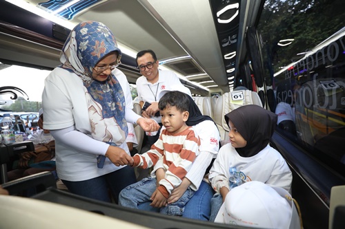 Direktur Utama Telkom Dian Siswarini meninjau bus mudik TelkomGroup sebelum flag off program "Mudik Nyaman Bersama BUMN Danantara," di Stadion Gelora Bung Karno Jakarta, Selasa, 17 Maret 2026.