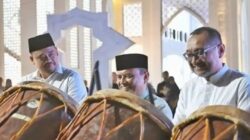 Gubernur Sumatra Utara Bobby Afif Nasution, Walikota Padang Sidempuan Letnan Dalimunthe, dan EVP Telkom Regional I Sumatra Dwi Pratomo Juniarto menabuh Gordang Sambilan sebagai simbolisasi kick off program penyediaan layanan WiFi Ruang Publik di sejumlah ruang terbuka di Sumatra Utara, kerja sama Dinas Komunikasi dan Informatika Sumatra Utara dengan Telkom di pelataran Masjid Agung Al-Abror Padang Sidempuan pada Minggu, Maret 2026.