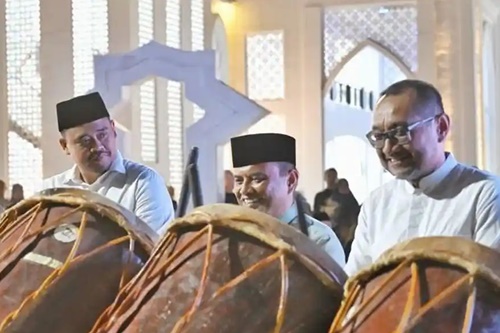 Gubernur Sumatra Utara Bobby Afif Nasution, Walikota Padang Sidempuan Letnan Dalimunthe, dan EVP Telkom Regional I Sumatra Dwi Pratomo Juniarto menabuh Gordang Sambilan sebagai simbolisasi kick off program penyediaan layanan WiFi Ruang Publik di sejumlah ruang terbuka di Sumatra Utara, kerja sama Dinas Komunikasi dan Informatika Sumatra Utara dengan Telkom di pelataran Masjid Agung Al-Abror Padang Sidempuan pada Minggu, Maret 2026.