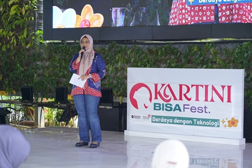 Direktur Utama Telkom Dian Siswarini memberikan sambutan di Kartini BISA Fest pada 20–24 April 2026 di Telkom Hub, Jakarta Selatan.