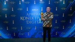 Telkom meraih penghargaan Perusahaan Terbaik dalam Menjaga Resiliensi Konektivitas Digital di Seluruh Indonesia pada ajang Apresiasi Konektivitas Digital 2026 yang diterima oleh Direktur Network Telkom Nanang Hendarno.