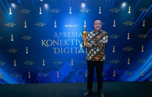 Telkom meraih penghargaan Perusahaan Terbaik dalam Menjaga Resiliensi Konektivitas Digital di Seluruh Indonesia pada ajang Apresiasi Konektivitas Digital 2026 yang diterima oleh Direktur Network Telkom Nanang Hendarno.