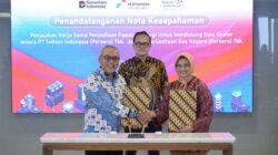 Penandatanganan Nota Kesepahaman (MoU) Direktur Utama Telkom Dian Siswarini (paling kanan) dengan Direktur Utama PGN Arief Kurnia Risdianto (paling kiri) dan disaksikan langsung oleh Senior Director of Business Performance and Assets Optimization Danantara Indonesia Bhimo Aryanto (tengah) di Jakarta, Jumat, 10 April 2026.