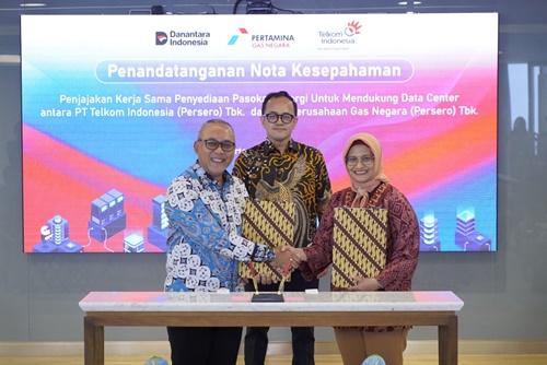Penandatanganan Nota Kesepahaman (MoU) Direktur Utama Telkom Dian Siswarini (paling kanan) dengan Direktur Utama PGN Arief Kurnia Risdianto (paling kiri) dan disaksikan langsung oleh Senior Director of Business Performance and Assets Optimization Danantara Indonesia Bhimo Aryanto (tengah) di Jakarta, Jumat, 10 April 2026.