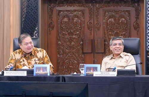 Menteri Koordinator Bidang Perekonomian, Airlangga Hartarto bersama Menteri Ketenagakerjaan, Yassierli.