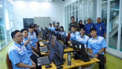 Menteri Ketenagakerjaan Yassierli bersama peserta Program Pelatihan Vokasi Nasional (PVN) 2026. Foto Istimewa.