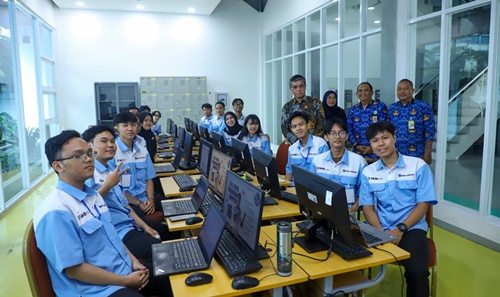 Menteri Ketenagakerjaan Yassierli bersama peserta Program Pelatihan Vokasi Nasional (PVN) 2026. Foto Istimewa.
