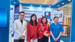 Tim Siloam Hospitals TB Simatupang: dr Jaysen Kobstan, dr Amira Danila, SpB.P.R.E, Ibu Mada Shinta Dewi (Eksekutif Director Siloam Hospitals TB Simatupang), Nurse Mega, dalam kegiatan Siloam Fair 2026 di Medan. Siloam Hospitals TB Simatupang hadir hingga Minggu, 19 April 2026. Foto Istimewa.