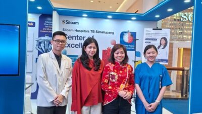 Tim Siloam Hospitals TB Simatupang: dr Jaysen Kobstan, dr Amira Danila, SpB.P.R.E, Ibu Mada Shinta Dewi (Eksekutif Director Siloam Hospitals TB Simatupang), Nurse Mega, dalam kegiatan Siloam Fair 2026 di Medan. Siloam Hospitals TB Simatupang hadir hingga Minggu, 19 April 2026. Foto Istimewa.