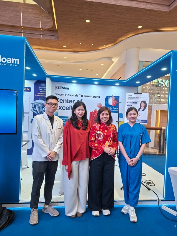 Tim Siloam Hospitals TB Simatupang: dr Jaysen Kobstan, dr Amira Danila, SpB.P.R.E, Ibu Mada Shinta Dewi (Eksekutif Director Siloam Hospitals TB Simatupang), Nurse Mega, dalam kegiatan Siloam Fair 2026 di Medan. Siloam Hospitals TB Simatupang hadir hingga Minggu, 19 April 2026. Foto Istimewa.