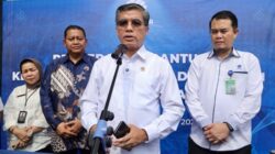 Menteri Ketenagakerjaan Yassierli menyalurkan bantuan Kemnaker Peduli Rp32.252.643.000 untuk mempercepat pemulihan ekonomi serta membantu masyarakat terdampak bencana di Sumatra Utara dan Aceh di Balai Besar Pelatihan Vokasi dan Produktivitas (BBPVP) Medan, pada Selasa, 21 April 2026. Foto Istimewa.