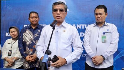 Menteri Ketenagakerjaan Yassierli menyalurkan bantuan Kemnaker Peduli Rp32.252.643.000 untuk mempercepat pemulihan ekonomi serta membantu masyarakat terdampak bencana di Sumatra Utara dan Aceh di Balai Besar Pelatihan Vokasi dan Produktivitas (BBPVP) Medan, pada Selasa, 21 April 2026. Foto Istimewa.