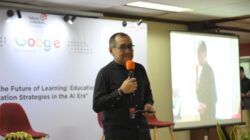 EVP Telkom Regional 1 Sumatra Dwi Pratomo Juniarto memberikan sambutan dalam agenda forum Shaping the Future of Learning: Educational Innovation Strategies in the AI Era, yang digelar Telkom bersama Google Indonesia.