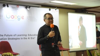 EVP Telkom Regional 1 Sumatra Dwi Pratomo Juniarto memberikan sambutan dalam agenda forum Shaping the Future of Learning: Educational Innovation Strategies in the AI Era, yang digelar Telkom bersama Google Indonesia.