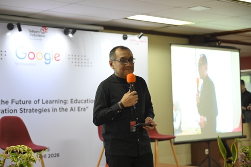 EVP Telkom Regional 1 Sumatra Dwi Pratomo Juniarto memberikan sambutan dalam agenda forum Shaping the Future of Learning: Educational Innovation Strategies in the AI Era, yang digelar Telkom bersama Google Indonesia.