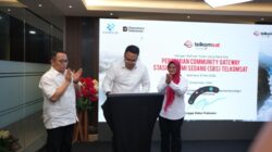 Kiri ke kanan: Plt. CEO Telkomsat Rizal Ahmad Fauzi, Wakil Menteri Komunikasi dan Digital Republik Indonesia Angga Raka Prabowo dan Direktur Utama Telkom Dian Siswarini meresmikan Community Gateway Wamena di Stasiun Bumi Sedang (SBS), Papua.