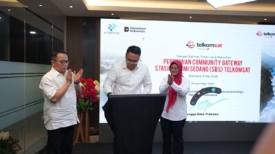 Kiri ke kanan: Plt. CEO Telkomsat Rizal Ahmad Fauzi, Wakil Menteri Komunikasi dan Digital Republik Indonesia Angga Raka Prabowo dan Direktur Utama Telkom Dian Siswarini meresmikan Community Gateway Wamena di Stasiun Bumi Sedang (SBS), Papua.