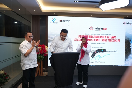 Kiri ke kanan: Plt. CEO Telkomsat Rizal Ahmad Fauzi, Wakil Menteri Komunikasi dan Digital Republik Indonesia Angga Raka Prabowo dan Direktur Utama Telkom Dian Siswarini meresmikan Community Gateway Wamena di Stasiun Bumi Sedang (SBS), Papua.