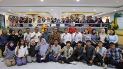 Menteri Ketenagakerjaan Yassierli bersama peserta program Magang Nasional di PT Yupi Indo Jelly Gum Tbk, Gunung Puteri, Bogor, Jawa Barat.