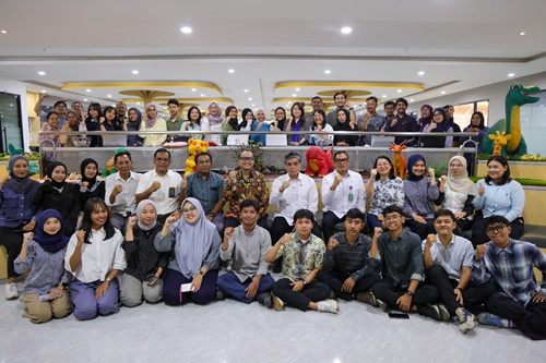 Menteri Ketenagakerjaan Yassierli bersama peserta program Magang Nasional di PT Yupi Indo Jelly Gum Tbk, Gunung Puteri, Bogor, Jawa Barat.