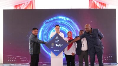 Wakil Menteri Komunikasi dan Digital Angga Raka Prabowo, Direktur Utama Telkom Dian Siswarini, Wakil Konsulat Papua Nugini di Jayapura Leon Galemo, dan CEO PNG DataCo Paul Komboi meresmikan kabel laut lintas batas pertama yang menghubungkan Indonesia-Papua Nugini.
