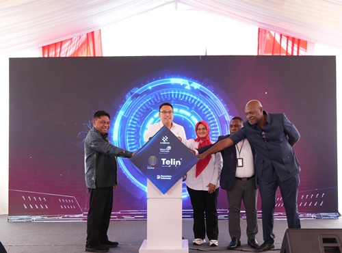 Wakil Menteri Komunikasi dan Digital Angga Raka Prabowo, Direktur Utama Telkom Dian Siswarini, Wakil Konsulat Papua Nugini di Jayapura Leon Galemo, dan CEO PNG DataCo Paul Komboi meresmikan kabel laut lintas batas pertama yang menghubungkan Indonesia-Papua Nugini.